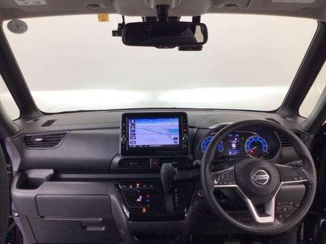 【前方視界】開放的な前方視界！運転がしやすく疲れにくいです♪窓が大きく、見通しがとっても良いおクルマですよ♪