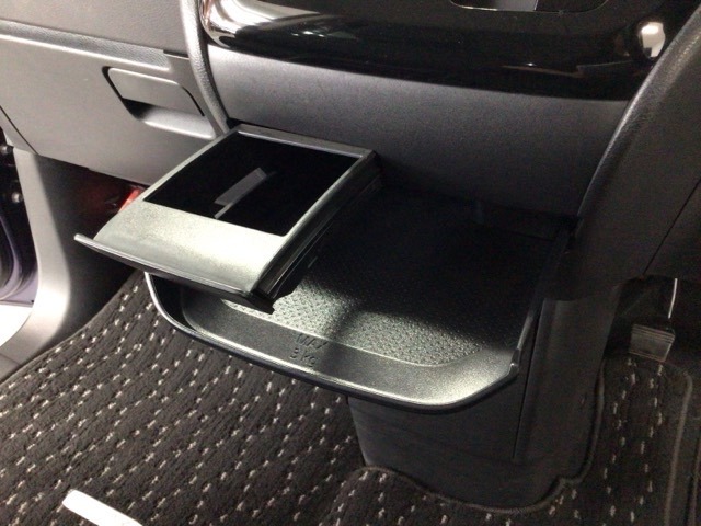 引き出して大きめトレイとして使用できる、運転席からも助手席からも自在に使えるドリンクホルダー付のトレイ。お菓子を置いたり、化粧ポーチを置いたり。ちょっとしたテーブル代わりに使えるトレイです♪