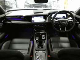 e-tron　GTは車外に対して音を発生するスピーカーを標準装備しております。このサウンドは、駆動システムの作動を連想させる合成音です。