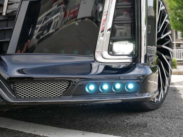 Rowenフロントスポイラーには片側4灯ずつのLEDスポットをインストールしております。深く造形された迫力あるフロントスポイラーに輝くLEDスポットがエレガントで上質な装いにしており昼夜問わず愉しめるエアロです