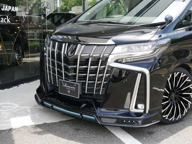 Rowenフロントスポイラーには片側4灯ずつのLEDスポットをインストールしております。深く造形された迫力あるフロントスポイラーに輝くLEDスポットがエレガントで上質な装いにしており昼夜問わず愉しめるエアロです