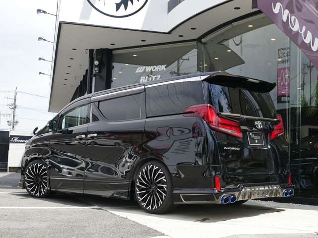 装着パーツは、RowenBODY KIT，Rowen マフラー，Rowen Wheel，BLITZ車高調，ALPINEBIGX11型ナビ，ALPINE 12.8型フリップダウンモニターを装着しております。お問合せは、052-737-4700までどうぞ。