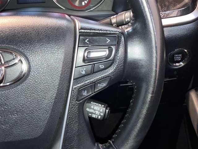 ステアリングスイッチで、安全運転！前方から目線を外さないように！