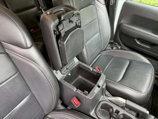 ◇小物入れ付きのひじ掛け