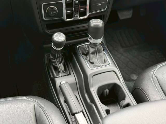 雪道や砂利道などに有効な4Hや最大の駆動力を発生するローギヤードの4L。パートタイム4×4モードに加え、ジープ初となる自動で前後輪のトラクションを配分するフルタイム4×4の4H　AUTOモードを搭載！