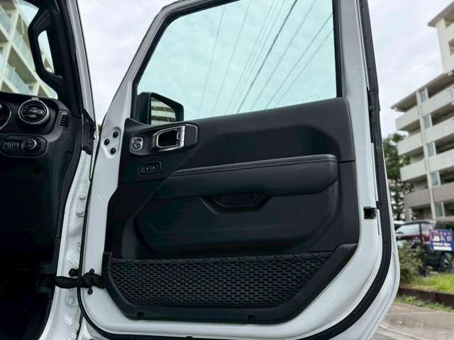 ドアの内側も傷なく綺麗な状態です♪