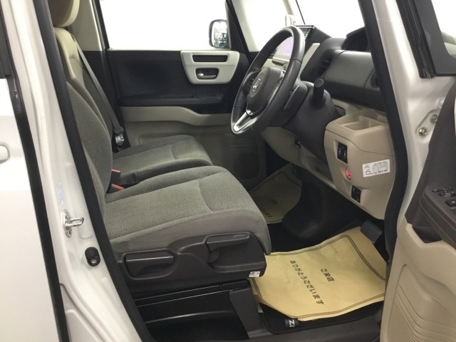 フィット感のあるシート。しっかりと支えてくれるので、長時間の運転を快適にサポートしてくれます。