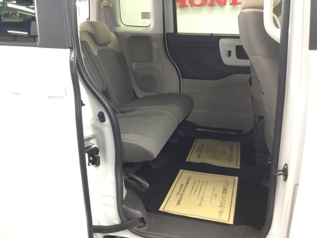 座り心地が良く、快適なドライブを楽しんでいただけます。ホンダ車の低床ボディは乗りやすく、足元も広びろですよ。