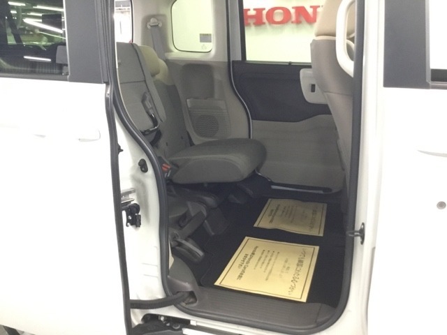 後席の座面をはねあげると、後席のあったスペースがそのまま高さのある荷室空間に！背の高い荷物も横にせずそのまま積み込めます。もちろん左右片方だけのアレンジも可能です。