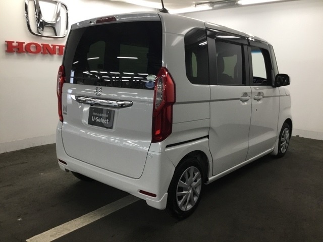 プライバシーガラスが装備されています。外を見るときには気にならずに、後方車両からは車内が見えにくい設計になっております。