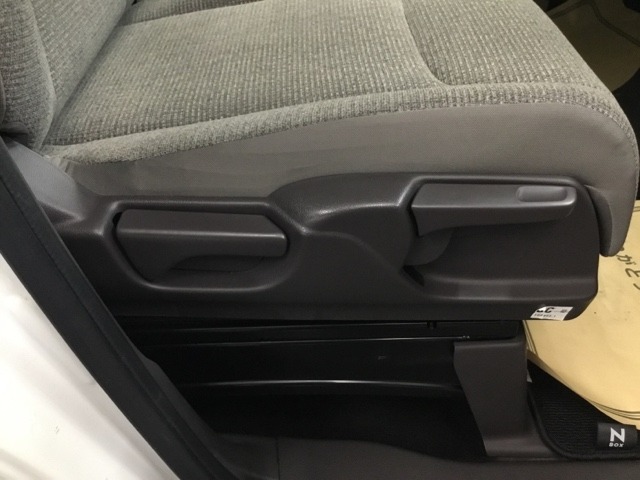 手動のレバーを使って、シートの高さや背もたれの角度を変えることができます。
