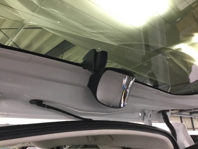 【後方視角支援ミラー】車両の後方付近を視覚的に確認するミラーです。広角ミラーとして設計されており、死角になりやすい後方付近の確認に役立ちます。