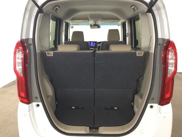 コンパクトボディーなのに、荷室はこんなに広々！たくさん荷物が積めますよ。