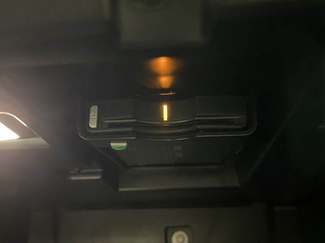 【ETC車載器】を装備しておりますので、ご納車直後からの遠距離ドライブも可能です。土日の利用料金の割引や、朝夕の通行料金を割引料金で高速道路をお楽しみいただけます。