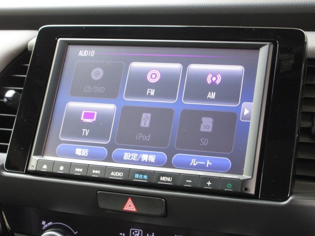 ナビゲーションはギャザズ8インチメモリーナビ(VXM-215VFEi)が装着されております。AM、FM、CD、DVD再生、フルセグTV、Bluetoothがご使用いただけます。