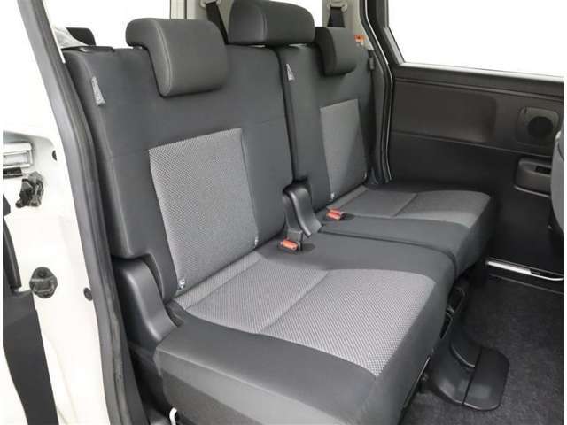 リアシートも厚く、長時間の移動もらくらくです！車種によってはラゲージスペースやトランクへのアクセスも可能！乗り心地・使い勝手共に充実です！！
