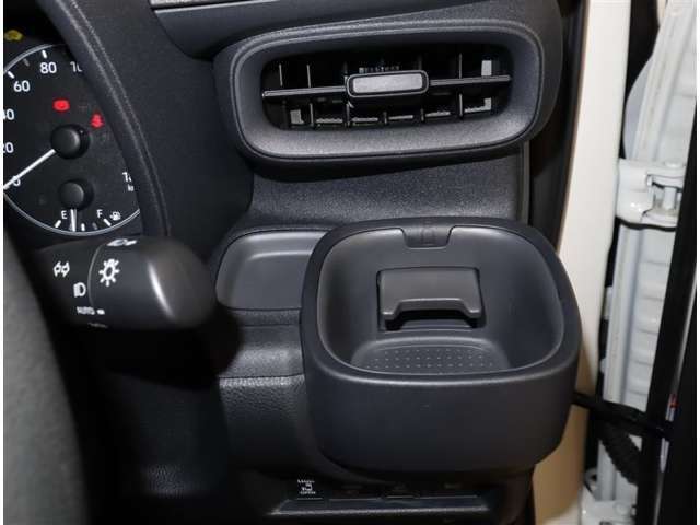 カップホルダー！やはりしっかりしている純正の装備が良いですね！