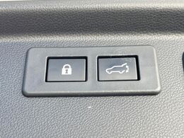 【パワーバックドア】スマートキーや運転席のボタンを押すだけでリアゲートが自動で開閉します！荷物を持っている時や、高い位置にあるバックドアを閉める際に便利な機能です♪