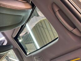 【サンルーフ】開放感たっぷりの希少装備、サンルーフが装着されています！車内に明かりを取り入れたり景色を楽しむ以外にも、車内の空気も簡単に換気できて快適です！