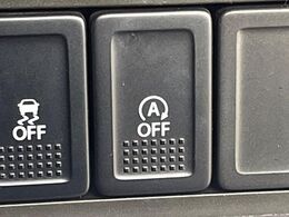 【アイドリングストップ】赤信号や渋滞で停車した際にエンジンを停止し、無駄な燃料の消費を抑えます。燃費向上や環境保護につなげる機能♪エンジンはブレーキを離せば再始動します。