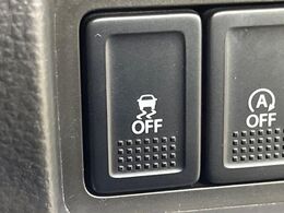 【横滑り防止装置】車両の横滑りを感知すると、自動的に車両の進行方向を保つように車両を制御します。雨の日など滑りやすい路面状況でも安全な運転が可能です。