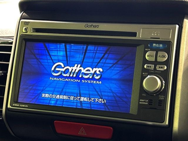 【純正ナビ】人気の純正ナビを装備しております。ナビの使いやすさはもちろん、オーディオ機能も充実！キャンプや旅行はもちろん、通勤や買い物など普段のドライブも楽しくなるはず♪