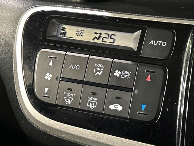 【オートエアコン】一度お好みの温度に設定すれば、車内の温度を検知し風量や温度を自動で調整。暑い…寒い…と何度もスイッチ操作をする必要はありません。快適な車内空間には必須の機能ですね♪