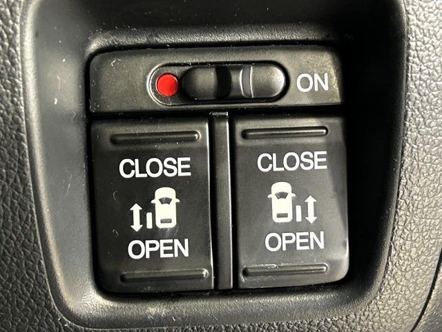【両側パワースライドドア】スマートキーや運転席のスイッチで後席両側スライドドアの開閉が可能♪電動だから力を入れてドアを開ける必要が無く、小さなお子様でも簡単に開け閉めでき快適です♪