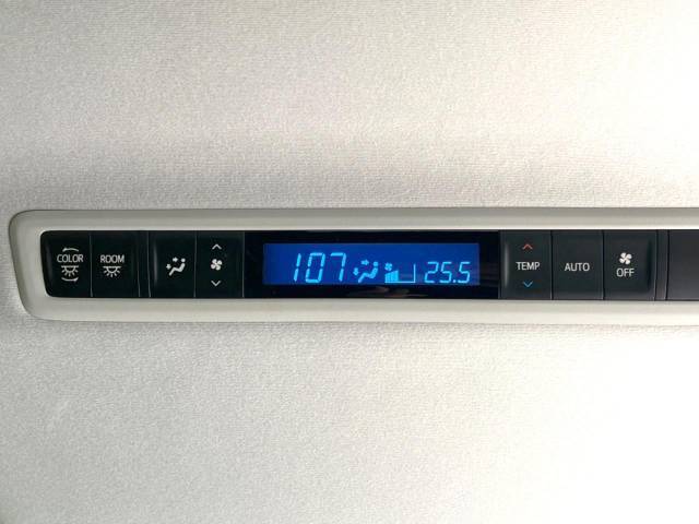 【リアオートエアコン】広い後部座席には必須の機能！風量や温度を自動で調整し前席と同様な車内環境にしてくれるリアオートエアコンを装備。夏の暑さも冬の寒さもストレスなく快適にお過ごしいただけます♪