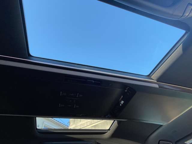 ツインムーンルーフがついています。天井からの採光が車内を明るくし、ドライブがより快適になります。