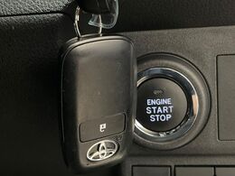 【キーフリーシステム】カバンやポケットに入れたままでもドアの施錠・解錠が可能なスマートキーを装備。エンジンのオン・オフ時もカギを取り出す必要が無いからとっても便利です♪