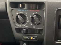 寒い冬も暑い夏も全席に快適な空調を届けてくれる、ダイヤル式エアコンを装備♪