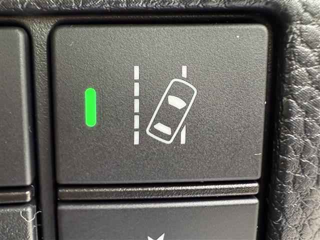 【路外逸脱抑制機能】単眼カメラで車線（実線・破線）を検知し、メーター内とステアリング振動の警告で注意を促すとともに、車線内に戻るようにステアリング操作を支援します。