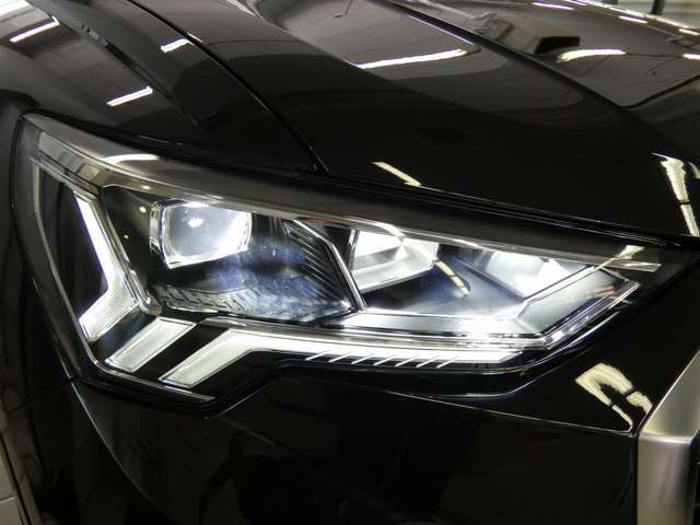 LEDヘッドライトは昼光に近い照明によって進路を照らし、昼夜ともに目視しやすく視認性を高め安全性と快適性を向上させます。