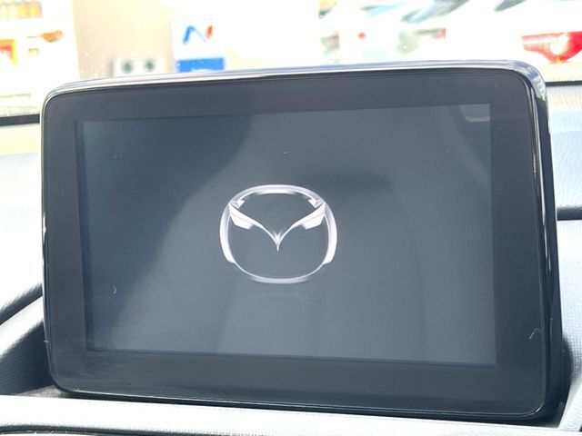 【マツダコネクト】車内の雰囲気にマッチした一体型タイプのディスプレイ。各種車輌設定やBluetooth再生等、様々な機能が楽しめます。専用SDカードのご購入で、ナビ機能も使用出来ます。
