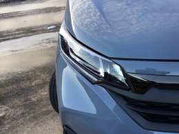 【LEDヘッドライト】大光量で夜道や雨の日の安心感を高めるLEDヘッドライト。周囲の明るさに応じて自動点灯・消灯/ライトの消し忘れも防げるオートライトコントロール付！