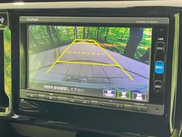 【バックカメラ】駐車時に後方がリアルタイム映像で確認できます。大型商業施設や立体駐車場での駐車時や、夜間のバック時に大活躍！運転スキルに関わらず、今や必須となった装備のひとつです！