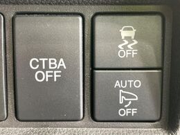 【シティブレーキアクティブシステム】走行中に前方の車両等を認識し、衝突しそうな時は警報とブレーキで衝突回避と被害軽減をアシスト。より安全にドライブをお楽しみいただけます。