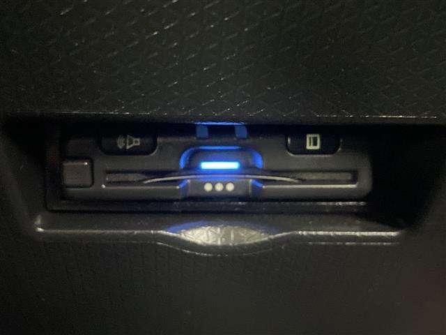 【ETC】有料道路を利用する際に料金所で停止することなく通過できる、ETC車載器（ノンストップ自動料金収受システム機器）が装備されています。セットアップを行うことで利用可能になります。