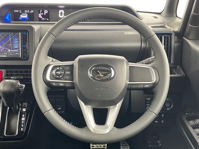 【ステアリングリモコン】手元のボタンから、オーディオやナビなどの操作ができるので、よそ見をせずに安全に運転に集中できます！