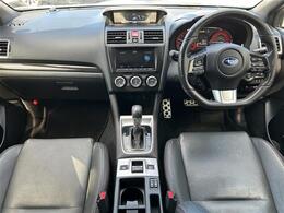 【前席全体】シンプルかつ機能的な内装です。