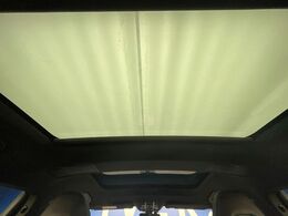 ●サンルーフ：開放感たっぷりの希少装備、サンルーフが装着されています！車内に明かりを取り入れたり景色を楽しむ以外にも、車内の空気も簡単に換気できて快適です！
