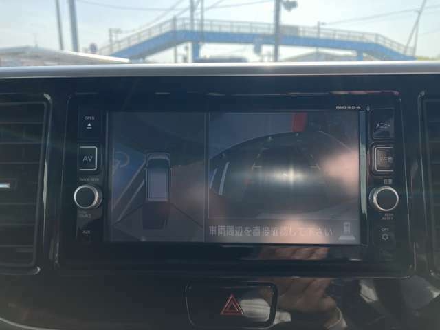 アラウンドモニター画面です。車両周り全体が映し出されますので、安全確認しながら後退できます。