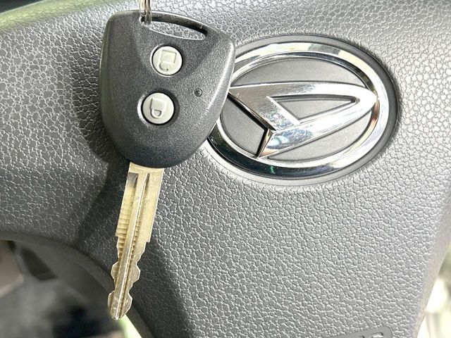 【キーレス】少し離れた場所からでもボタン一つでドアの開錠・施錠ができるのでとっても便利！ドアの鍵穴周りに傷をつけることもありません♪