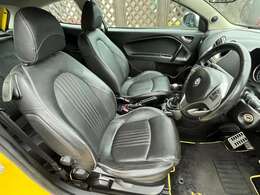 革シートとなっておりますので高級感溢れる車内となっております♪運転もしやすく扱いやすい車両となっております♪禁煙車となりますので嫌な臭いや焦げ跡等も無くとても綺麗な状態となっております♪