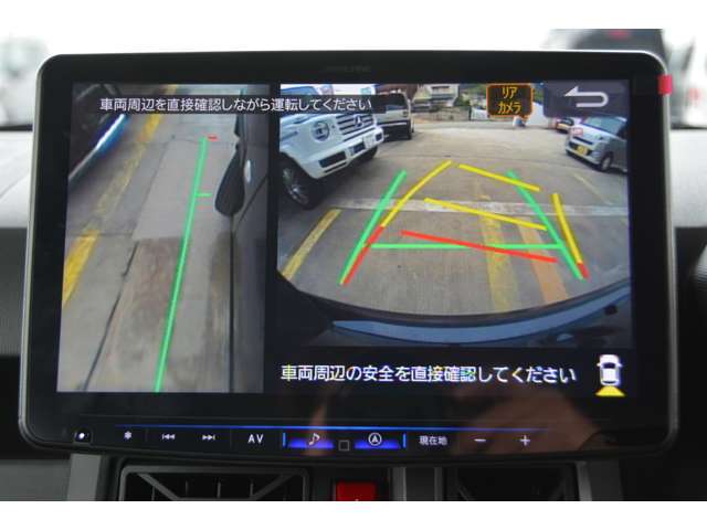 ナビ連動パノラマモニター＆舵角対応バックカメラ付きです！ボタンでトップ＆リヤビューや、レフトサイド＆リヤビューに切り替えできます♪ハンドル切れ角対応のガイドラインも表示されますよ＾＾車庫入れ楽々です♪