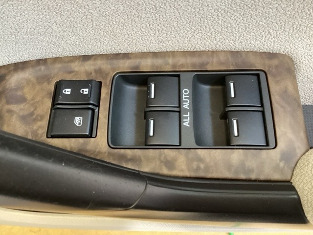 パワーウインドウは運転席でドア4枚とも上下の操作ができるようになっています。子供さんが勝手に操作できないようにロックすることも可能です。
