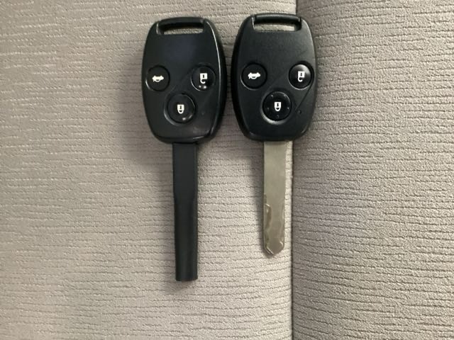 キーレスエントリー付きです。ドアの開け閉めの際に、ボタン操作でキーの差し込み不要です。スペアキーも同じものを用意しております。
