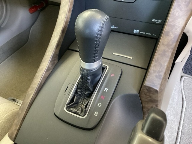 5速AT車のセレクトレバーです。低速から高速までスムーズな走りを実現するとともに、エンジン効率のよい領域を維持することで燃費にも貢献します。