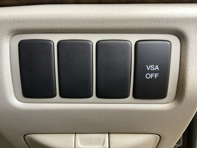 VSA装備車です。VSAはドライバーの操作と車の動きを見守っています。もし車の挙動が乱れたとき、4輪別々にブレーキをかけたり、エンジンパワーをしぼることによって車を安定させます。